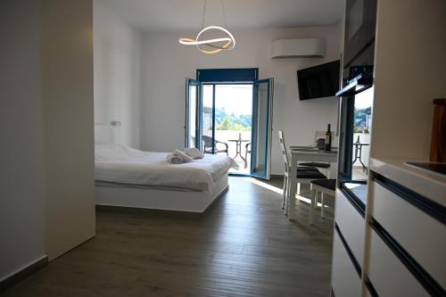 Leros Apartment | Castle & Sea, Platanos Retreat