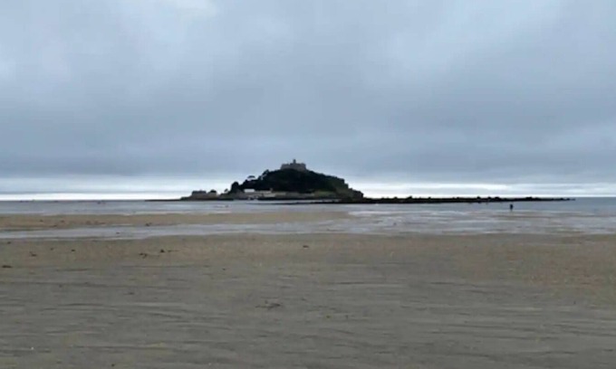 Marazion House | Castle View - Stunning 6 bedroom Coastal Townhouse