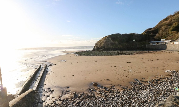 Pendine Cottage | CASTLEVIEW 22, pet friendly, character holiday cottage in Pendine