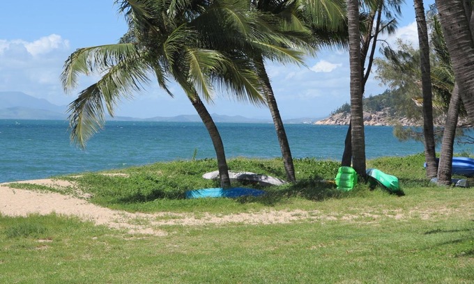 Nelly Bay Apartment | Casual Lodge Unit 4 - cosy island unit with balcony just minutes to Nelly Bay Beach
