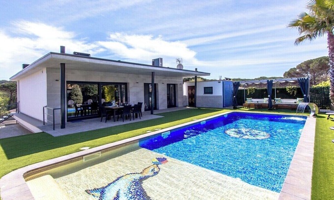 Sils Villa | Catalunya Casas: Modern Vacation Paradise 'Villa Ainmi' on the Costa Brava!