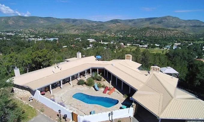 Ruidoso Downs House | Catch a "Tiger by the Tail"! Pet Friendly with pool table.