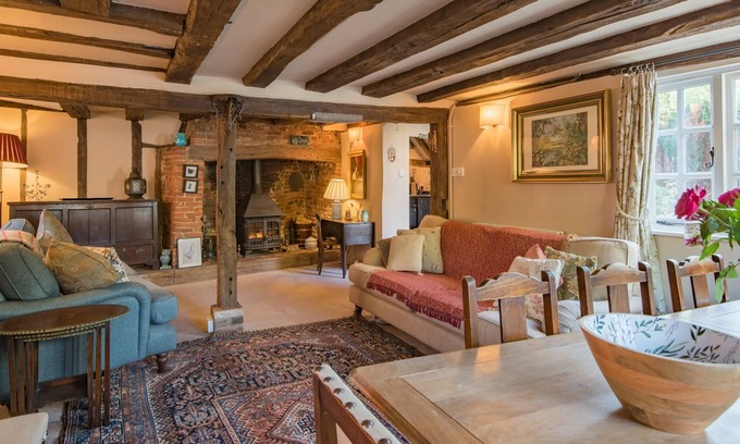 Biddenden Cottage | Catslide Cottage - a holiday let that sleeps 8 guests in 4 bedrooms
