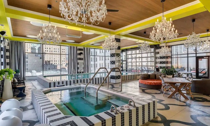 Downtown Cincinnati Apartment | CBD Apartment Pool, 24-7 Gym Parking