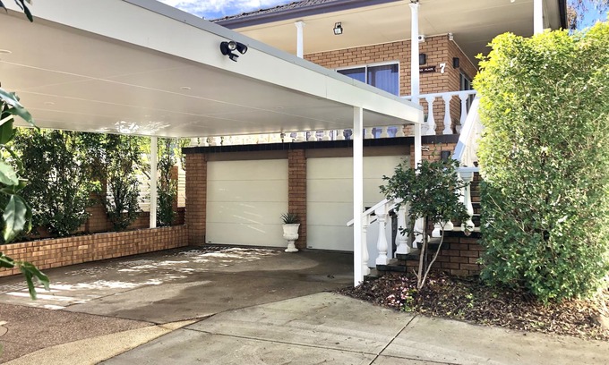 Cessnock House | CBD location, walk everywhere 10 mins to vineyards