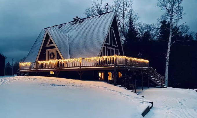 Glover Cabin | Cedar A-frame cabin with finished bunkhouse, sleeps 14. WiFi, AC in Glover, VT