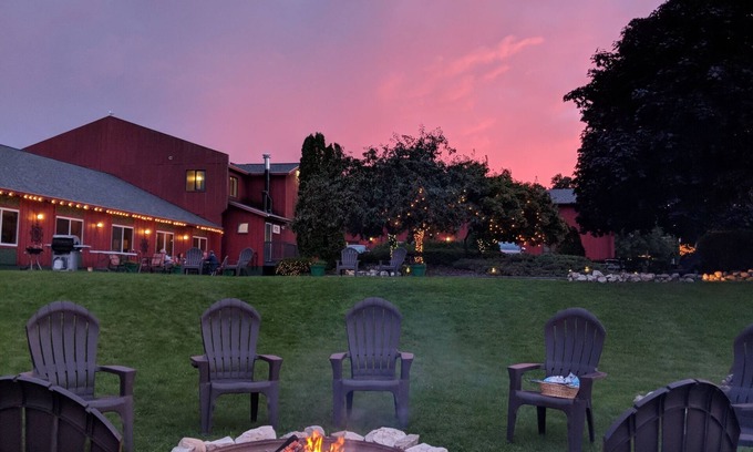 St Ignace Hotel | Cedar Hill Lodge