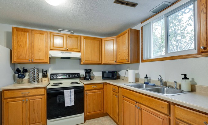 Southwest Area Apartment | Cedar Rapids Vacation Rental: 2 Mi to Downtown!