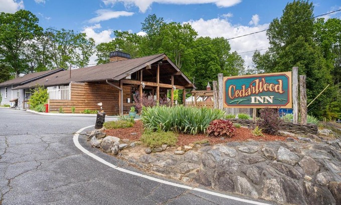 Hendersonville Hotel | CedarWood Inn