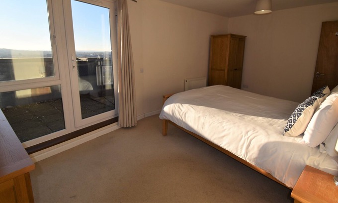 Northampton Apartment | Central 3 Bedroom Apartment with Parking & Balcony
