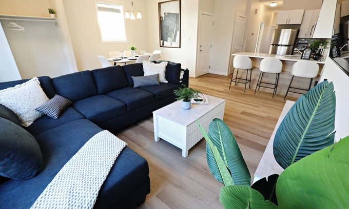 North Central Edmonton House | Central 3 Queen Beds|A/C|Double Garage|Disney+