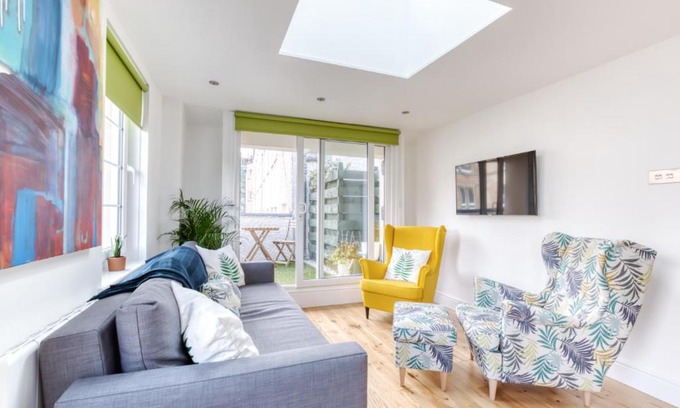 Dalry Apartment | Central Bright 3 Bed Flat with Pool & Parking