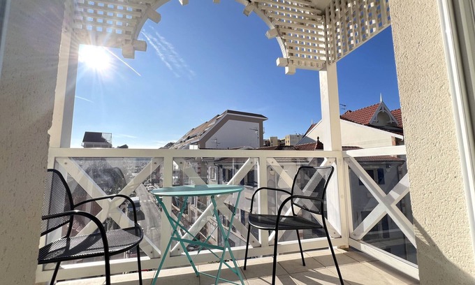 Arcachon Apartment | Central, Bright Apartment for 4 with Balcony & Near Shops