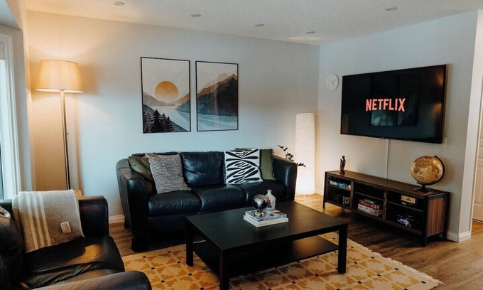 Glenbrook House | Central Calgary & Nearby Mountain Escape - 4 Beds