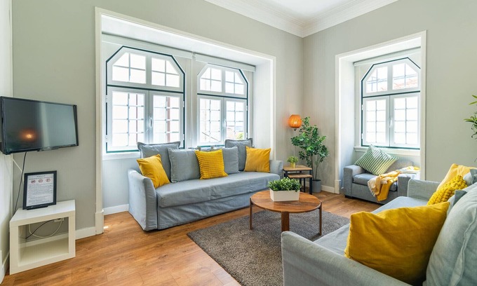Misericordia Apartment | Central Chiado RC by Central Hill