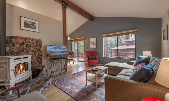 Ridgewood Apartment | Central & Cozy Pet-Friendly Cabin w Fenced In Yard