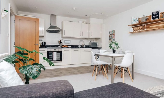Henley Apartment | Central Modern Flat with Dedicated Parking