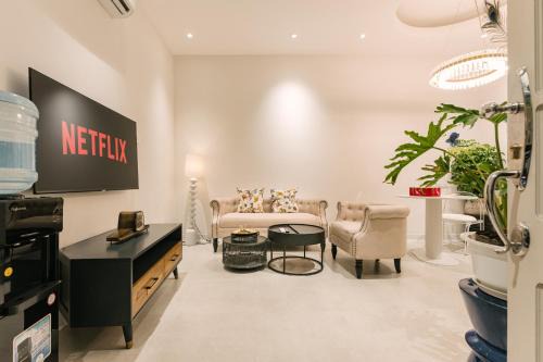 Hai Ba Trung Apartment | Central Modern Apt Big Group
