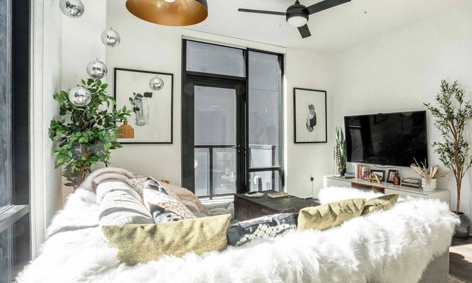 The Gulch Apartment | Central Nashville Luxe Suite with Pool Access