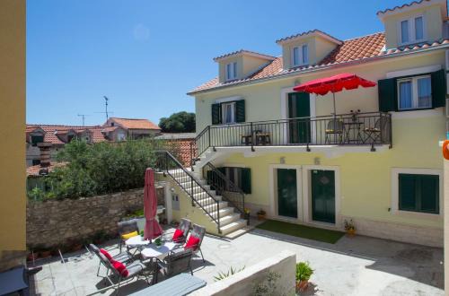 Split House | Central Old Town Rooms