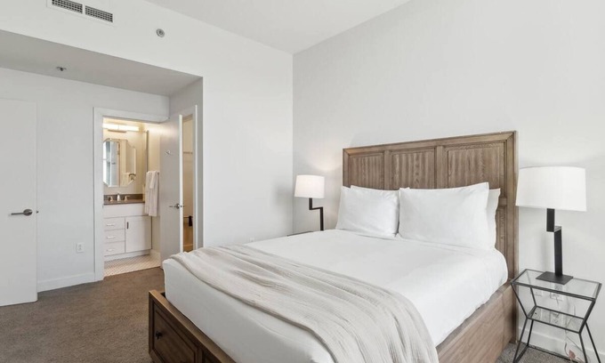 Downtown Pittsburgh Hotel | Central Pittsburgh | Spacious Stay w/Kitchen | Walk to Andy Warhol Museum