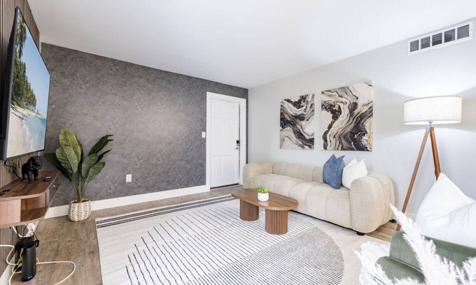 Beach Park Apartment | Central South Tampa | Walkable 2BR w/Pool Access