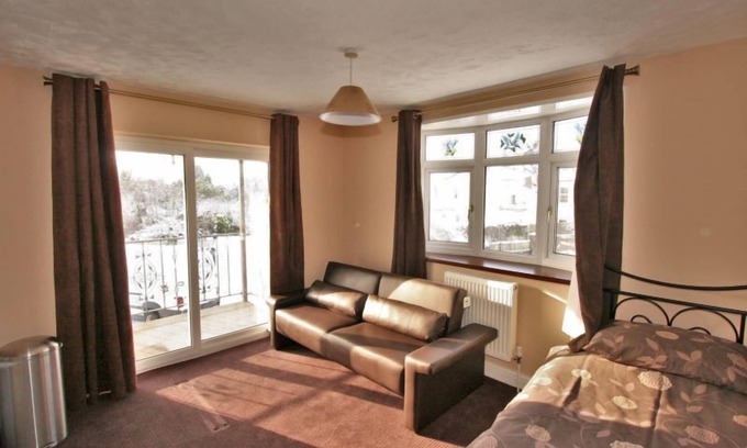 Cheltenham Hotel | Central Studios Tennyson Road