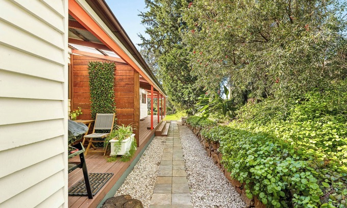 Central Tilba Apartment | Central Tilba Overnight Retreat — King Bed, Ensuite, Pet-Friendly