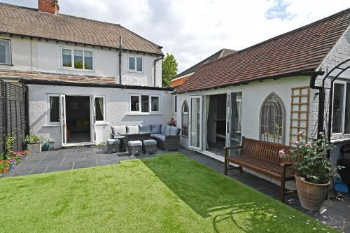 Stratford-upon-Avon House | Central Townhouse with FREE onsite EV parking