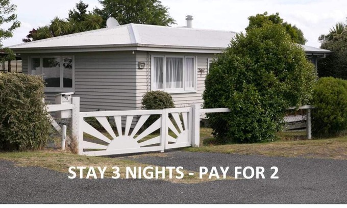 Taupo House | Central - Walk to Town and Lake! *No Service Fee*