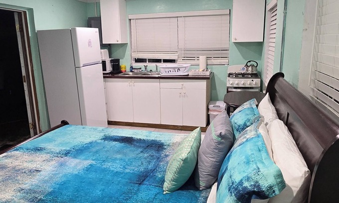 George Town Apartment | Centrally located 1 bedroom efficiency