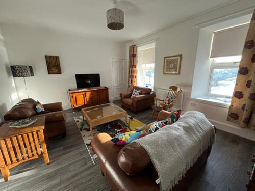 Wick Apartment | Centrally located 2 bed modern flat with harbour views