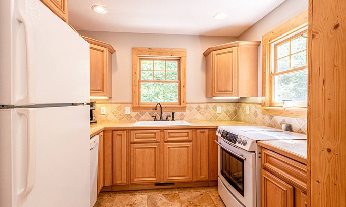 Almond Cottage | Centrally located cottage 5 mins to Tsali, Fontana Lake, 15 mins to Bryson Cityn