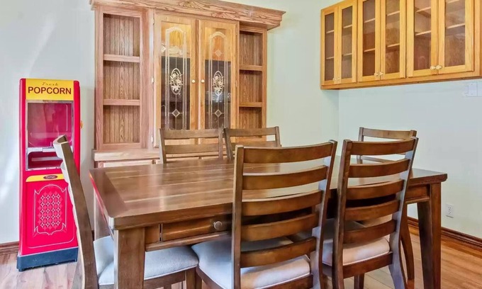 Broaddus House | Centrally Located for fishing tournaments and lake activities