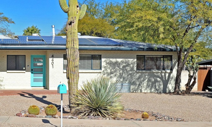 Peter Howell House | Centrally Located Mid-Century Modern, 30+ day, dog friendly, w/ plunge pool