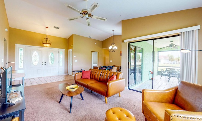 Eisenhower House | Centrally Located, Screened-In Lanai, Dog Friendly