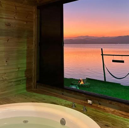 Sao Tomas Ski Chalet | Chalé na beira da lagoa com vista