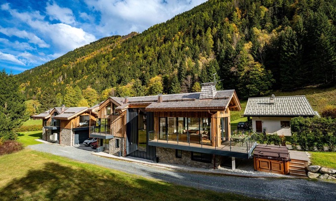 Le Lavancher Ski Chalet | Chalet + 10m pool, daily housekeeping & pastries