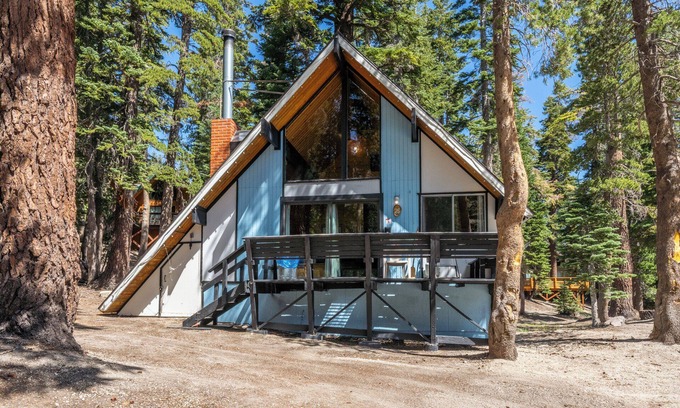 Mammoth Lakes Ski Chalet | Chalet #25, Charming Ski in/Ski Out, just steps to the Mountain