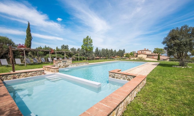 Trequanda Ski Chalet | Chalet "Cigno" with Shared Pool & Wi-Fi
