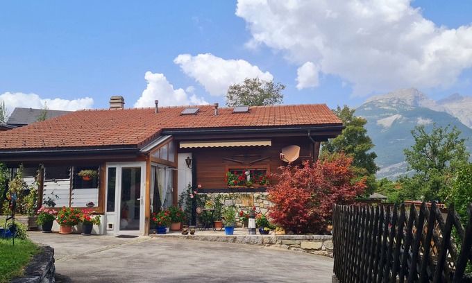 Leuk Apartment | Chalet house (large walnut tree at the entrance)