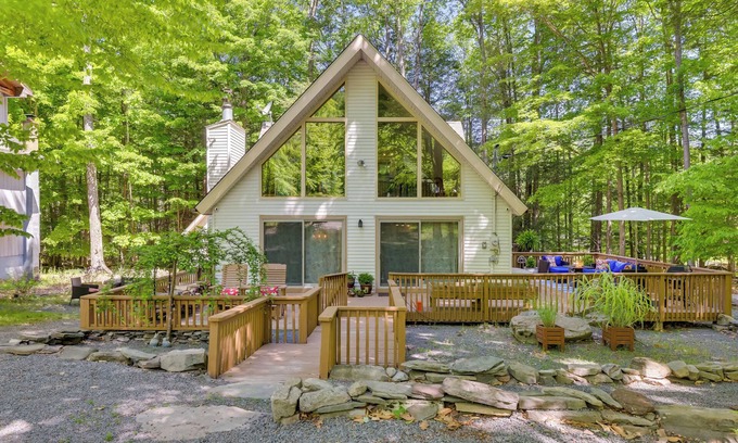 Lake Ariel Cabin | Chalet on the Green: Cozy Lake Ariel Retreat!