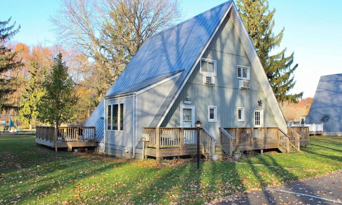 Stevensville House | Chalet on the Lake 81 w/Beach Access, Pools, Sport Courts, Fishing Pond & more!