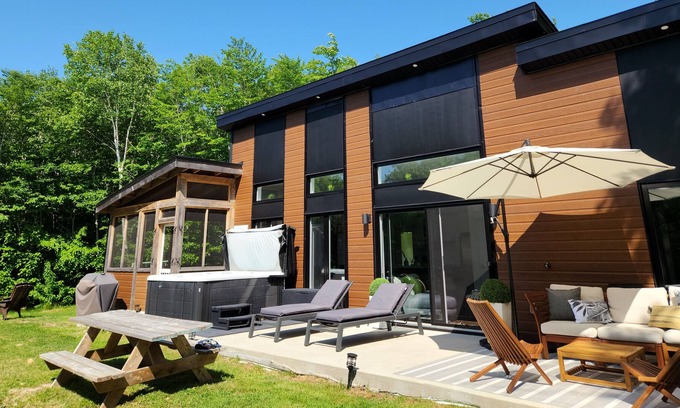 Chertsey Ski Chalet | Chalet Orkidea ᪥ Hot Tub, Lake Access, Kayaks ♥