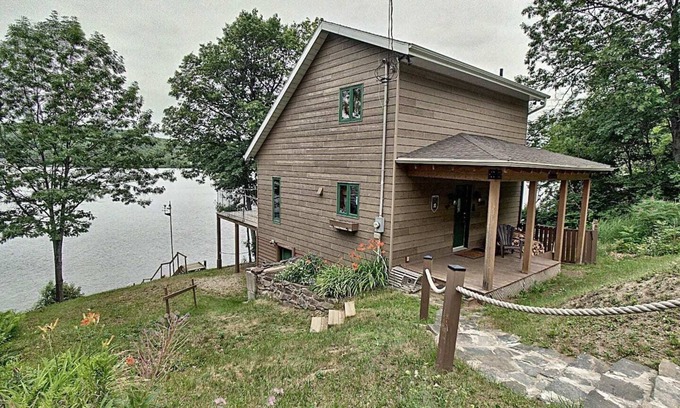 Mauricie Ski Chalet | Chalet rustique au bord de la rivière St-Maurice, bâteau, ski, motoneige