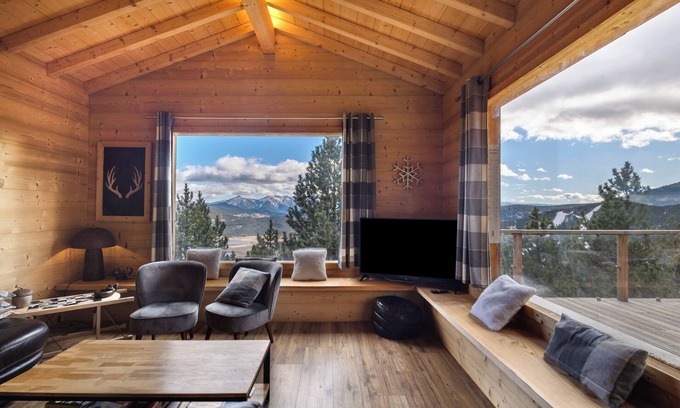 Les Angles Ski Chalet | Chalet Sorbiers: 8 bedrooms, splendid view of the lake, private terrace & skiing 150m away