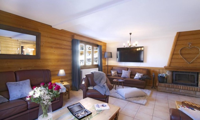 Les Deux Alpes Ski Chalet | Chalet, wifi, 2nd floor, terrace, balcony, fireplace or stove, parking, tv, ski locker, 244m²