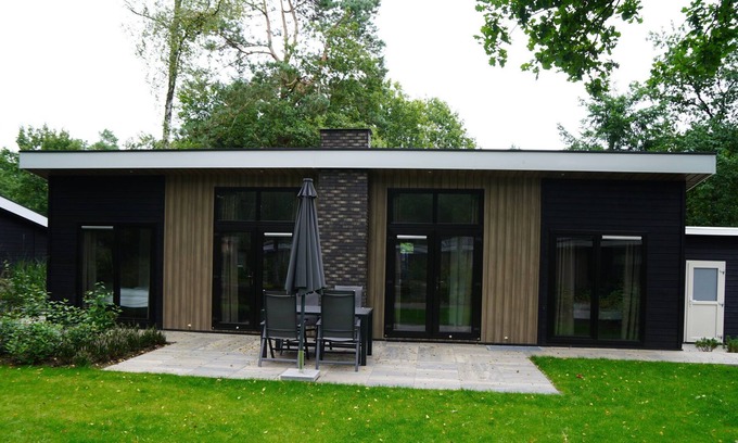 Bosgebied Hoenderloo House | Chalet with decorative fireplace, near Veluwe