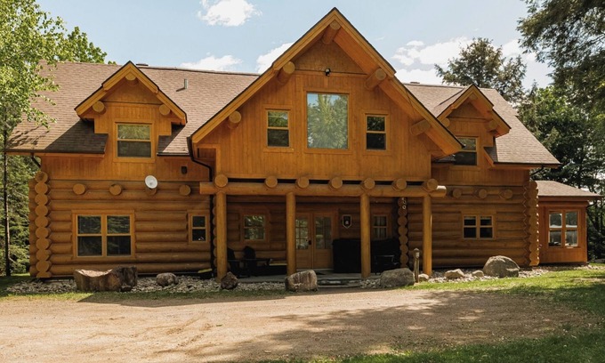 Fiddler Lake Resort Ski Chalet | ChaletsOasis Luxury Lakefront Moose35