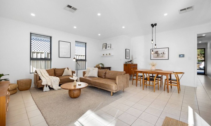 Glengowrie House | Chalfont Way @ Glengowrie - WiFi BBQ Family